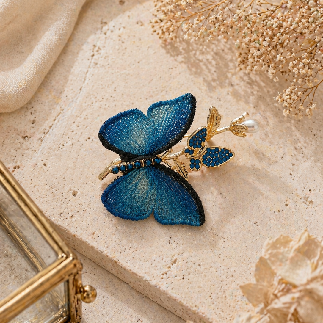 Brož modrý MOTÝL s květem a perlou – zlatá4